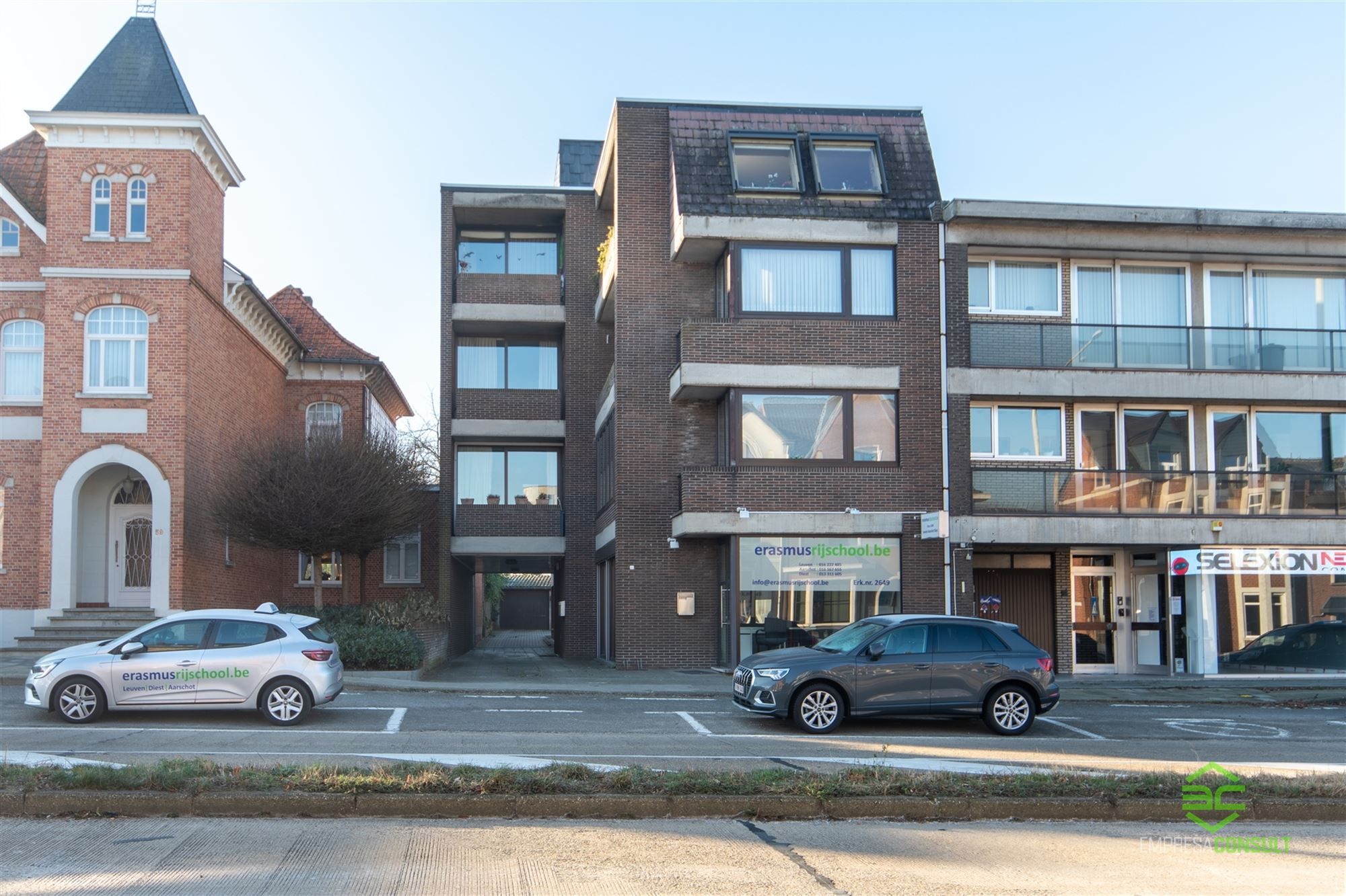 Ruim app met 2 slpk en garage vlakbij het centrum foto {{pictureIndex}}