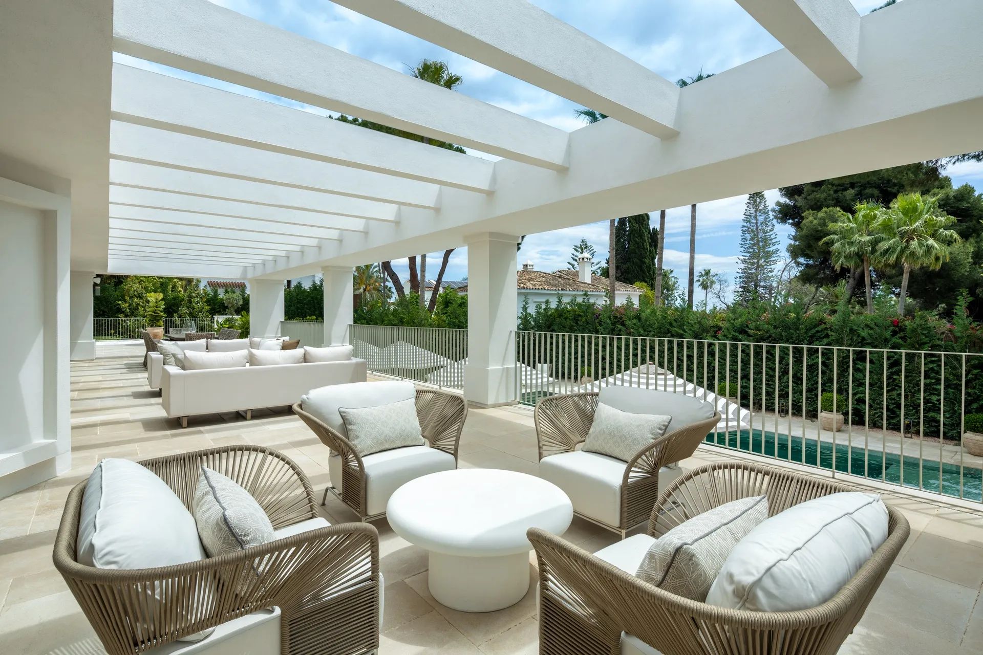 Iconische villa in Marbella’s toplocatie – instapklaar meesterwerk met tennisbaan, spa en cinema foto 22