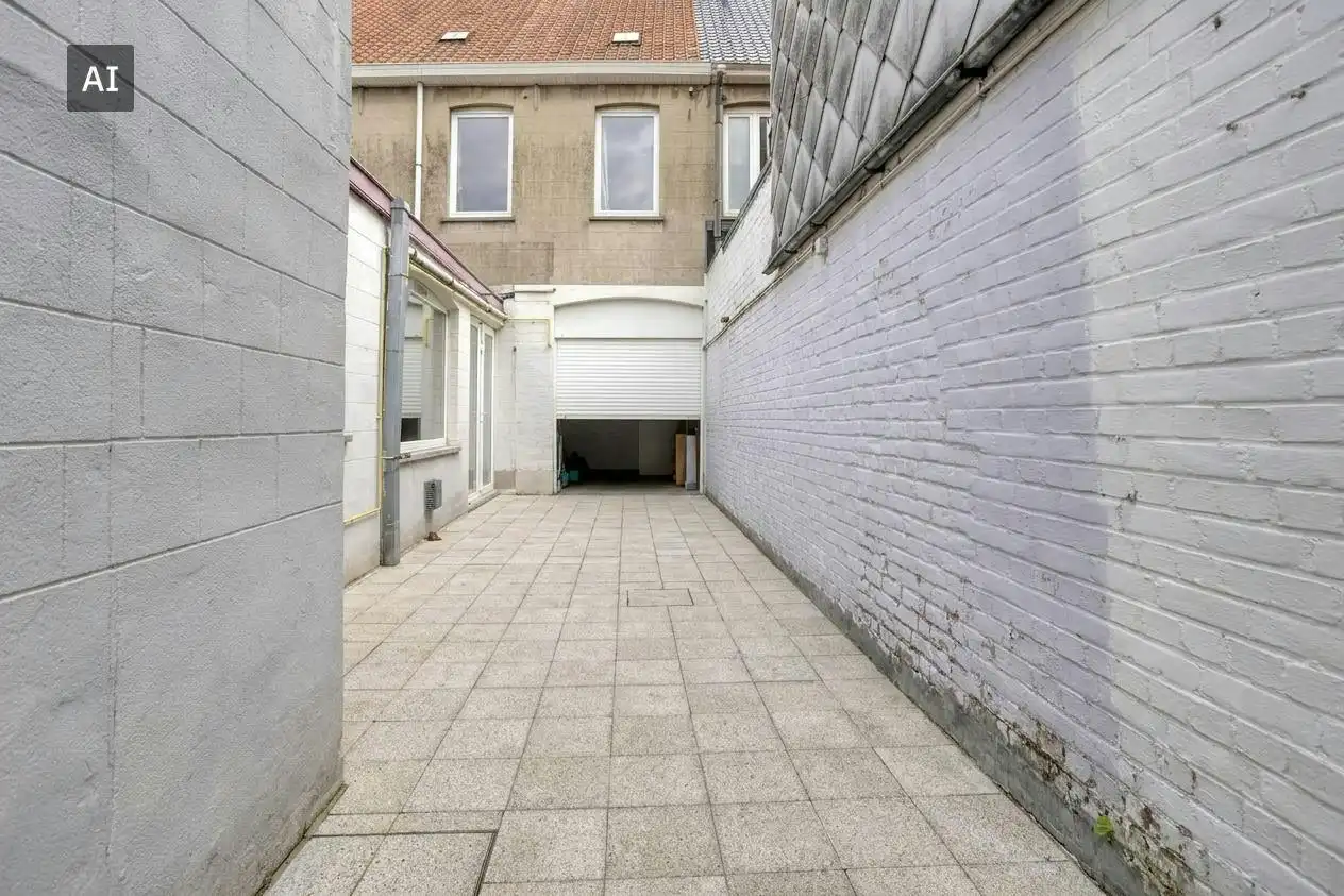 Veel ruimte, veel mogelijkheden: huis te koop in Izegem foto 6