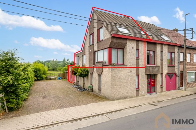 Te koop te centrum Ledegem ruim appartement met zonneterras van +/- 35 m², 2 slpks, garage foto 2
