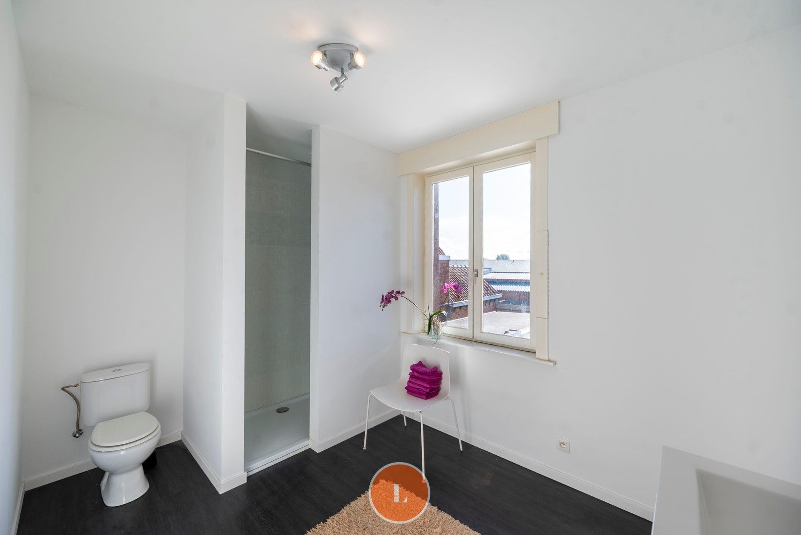 Woonhuis gedeeltelijk ingericht als kapperszaak en gemakkelijk te veranderen in trendy woning foto 14