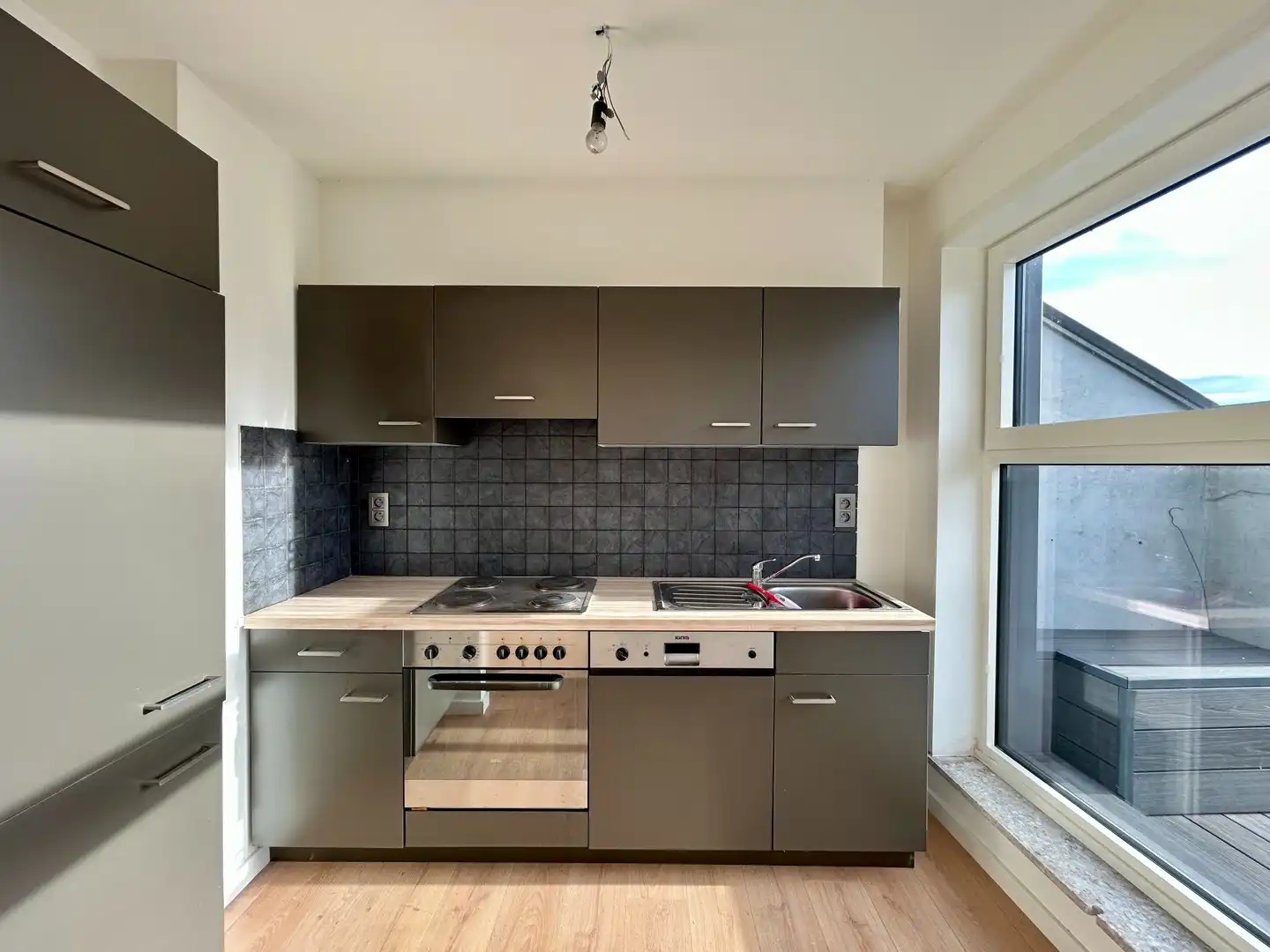 Instapklaar 2-slaapkamer appartement met terras in centrum Roeselare! foto 3