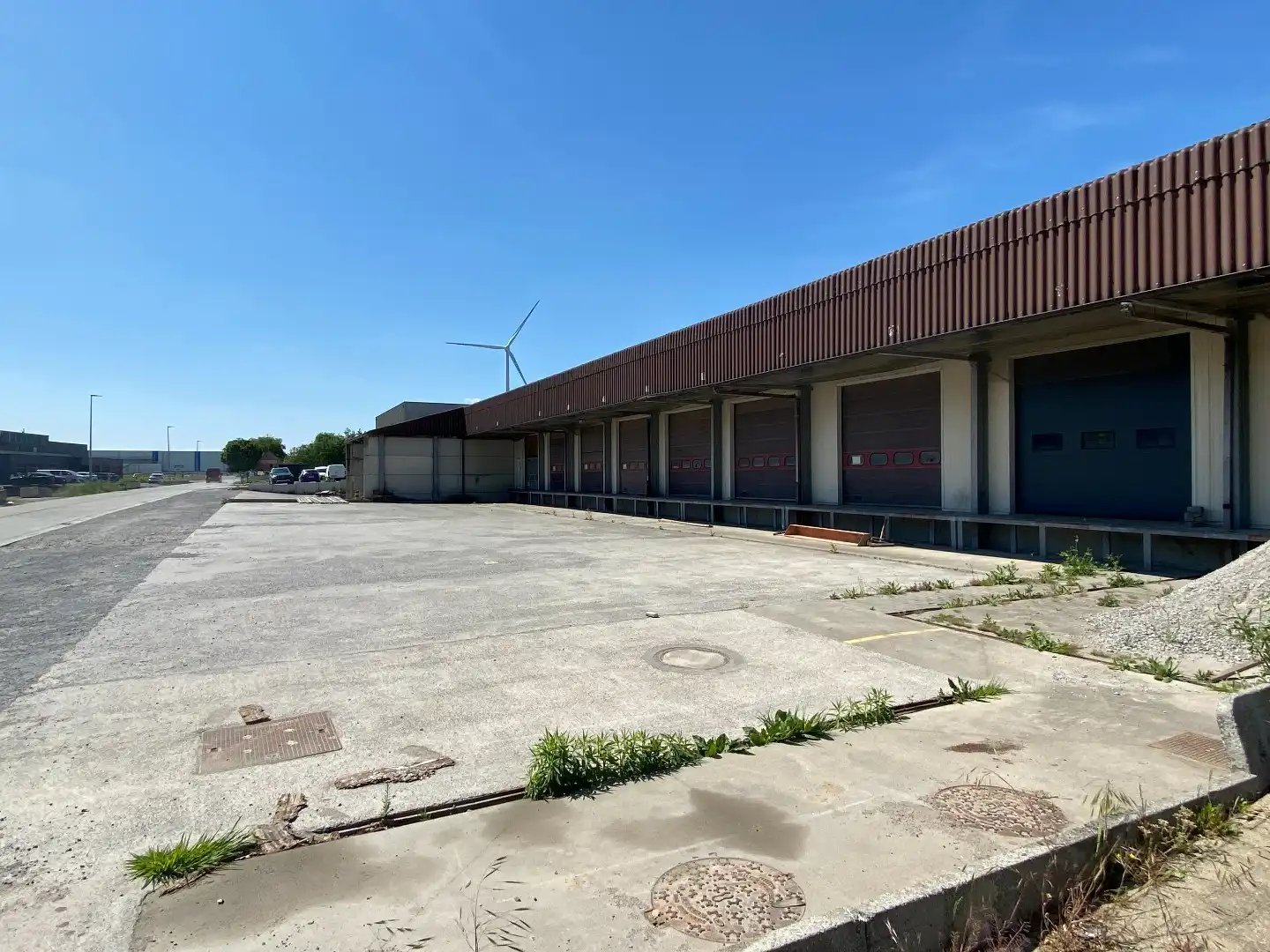 RUIM BETONPLEIN VAN 736 m² | IDEAAL VOOR VRACHTWAGENS OF LOGISTIEKE ACTIVITEITEN foto 2