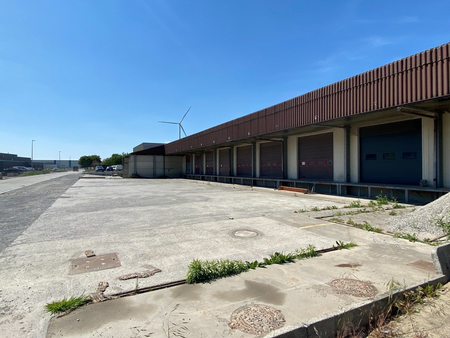 RUIM BETONPLEIN VAN 736 m² | IDEAAL VOOR VRACHTWAGENS OF LOGISTIEKE ACTIVITEITEN foto 2