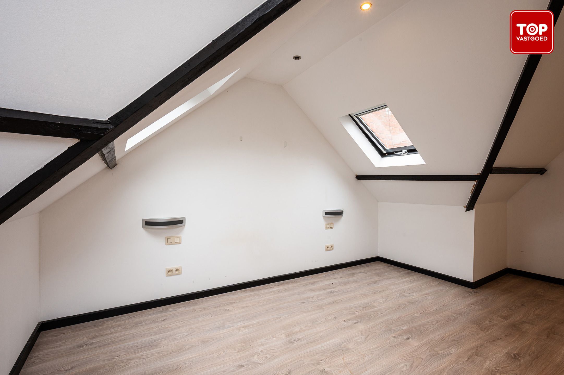 Halfopen woning met 4 slaapkamers, grote tuin en  ruime garage foto 15