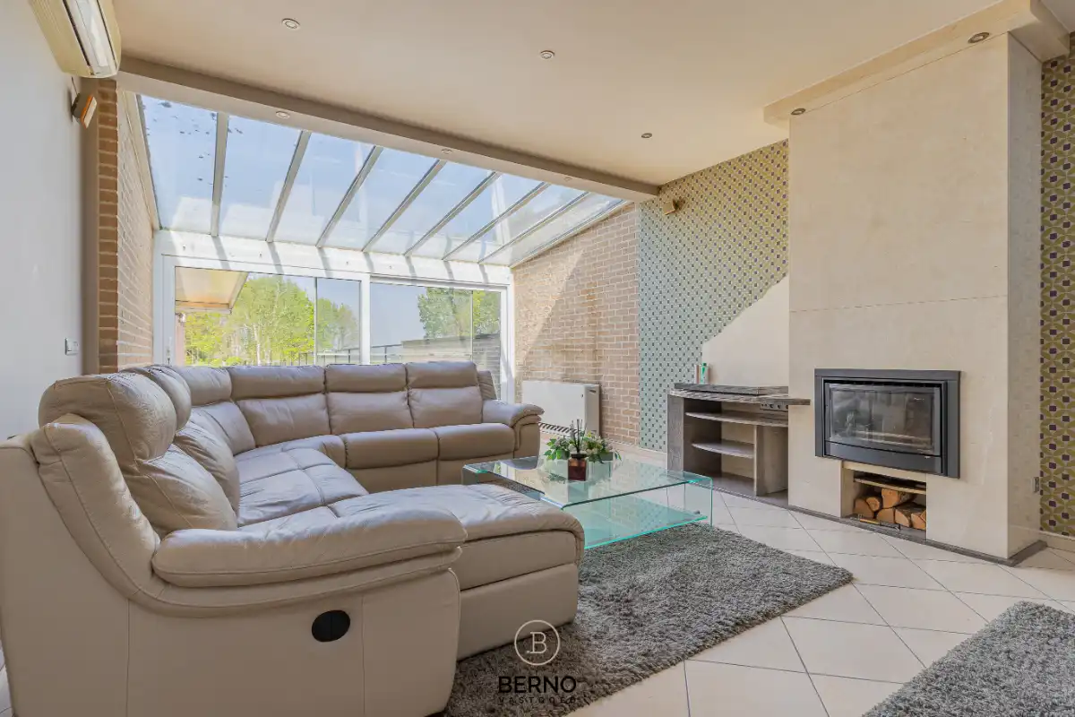 Multifunctionele eigendom met woning en magazijn (300 m²) op 14 are foto 3