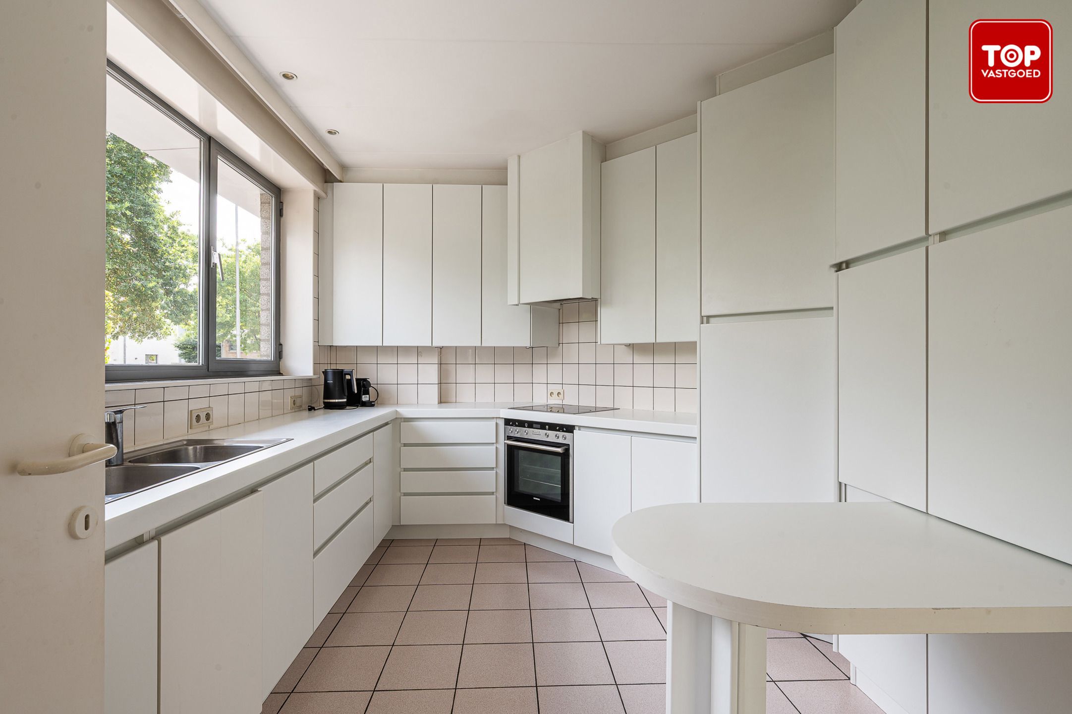 Open bebouwing een perceel van 690m² met mooie tuin en garage.  foto 18