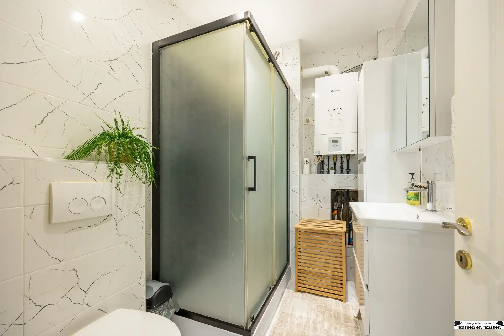 Gerenoveerd 2-slaapkamer appartement te Merksem foto 10