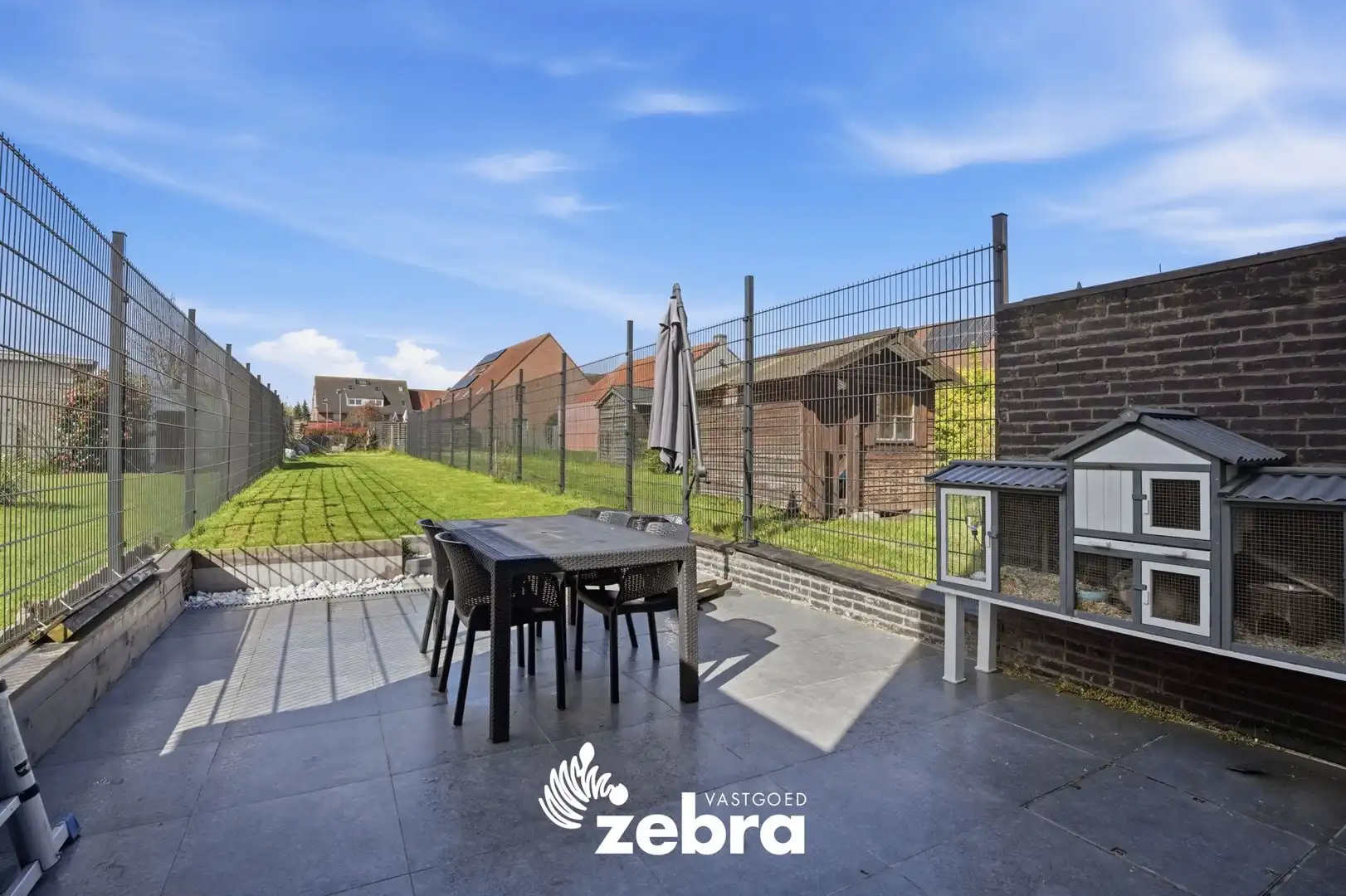 Gerenoveerde rijwoning met uitweg te Roeselare! foto 2