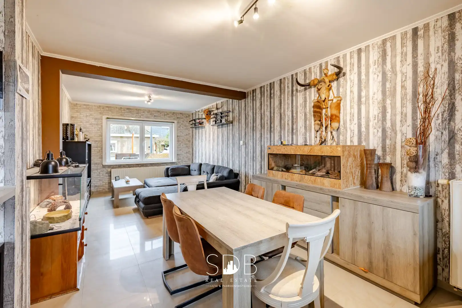 Instapklare half open bebouwing met gezinstuin foto 3