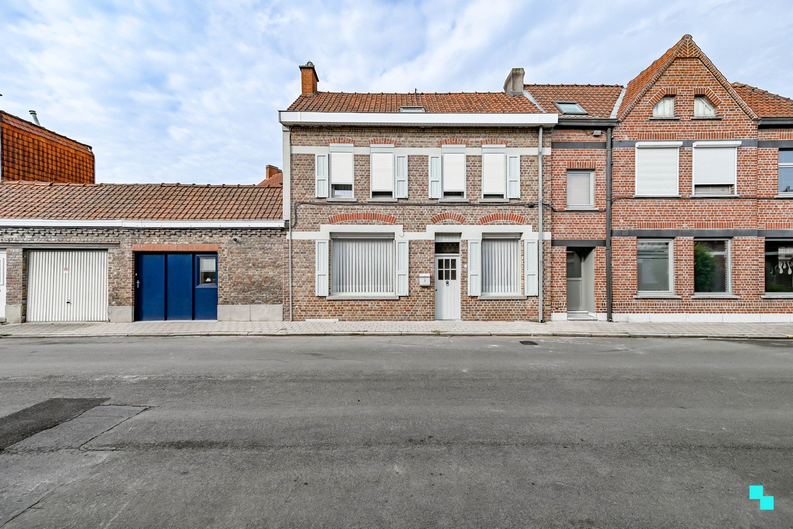 Knusse rijwoning nabij centrum Izegem foto 2