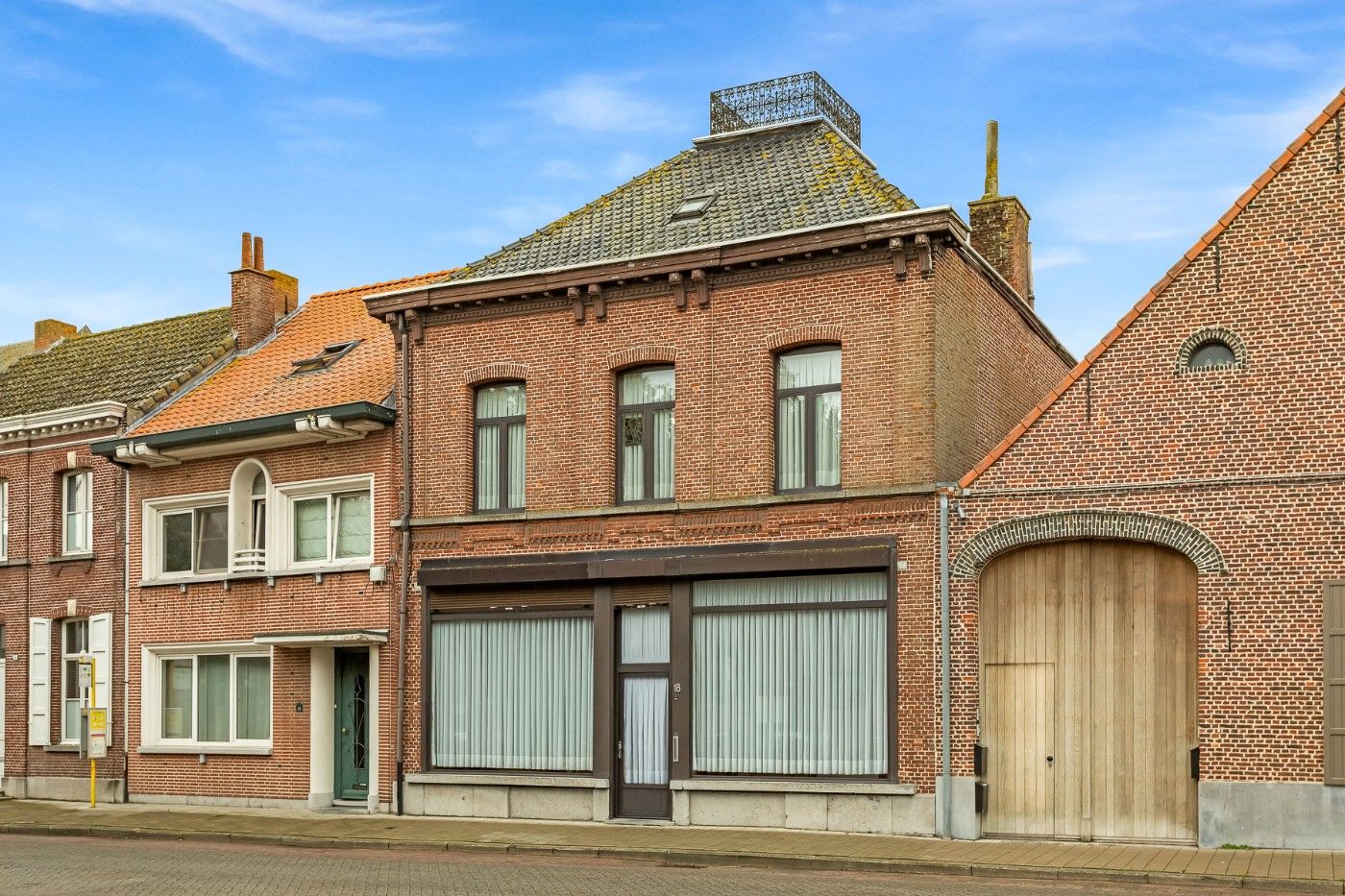 Hoofdfoto van de publicatie: Charmant, te renoveren pand met authentieke elementen en zuid-tuin in centrum Zandvliet