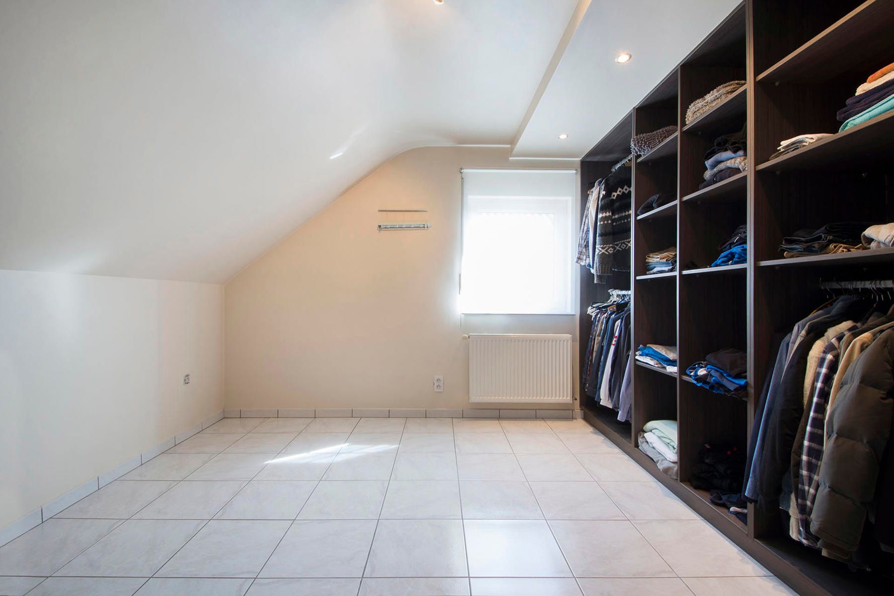 Ruime woning met 4 slaapkamers en tuin+ volledige kelder. foto 10