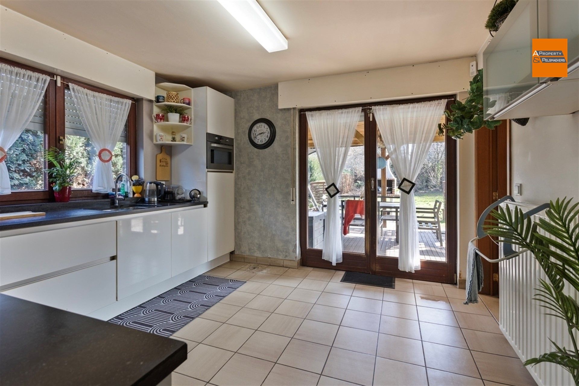 Ruime villa  met 5 slpk, garage en grote tuin foto 8