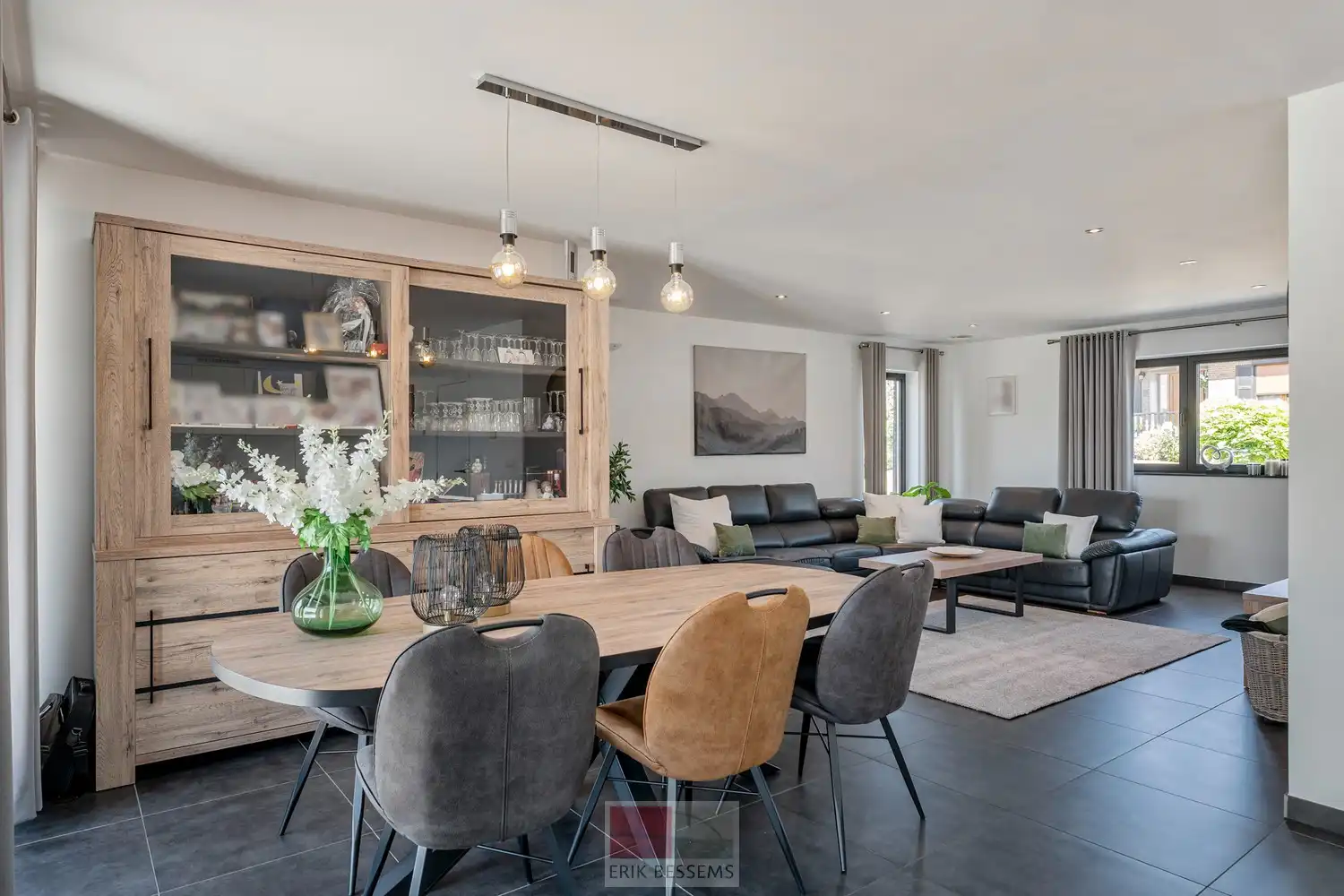 Deze moderne halfopen woning, gebouwd in 2016, biedt een bewoonbare oppervlakte van maar liefst 232 m² op een perceel van 377 m² en maar liefst 5 slaapkamers waarvan er eentje in gebruik is als bureau. foto 7