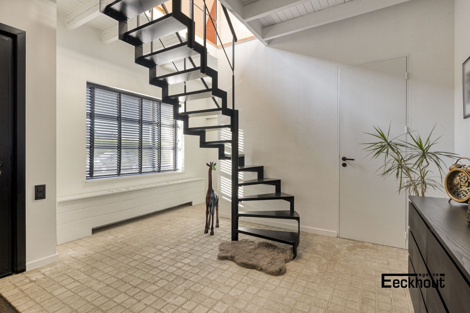 Ruime halfopen woning met prachtige aangelegde tuin en carport voor 2 wagens! foto 17