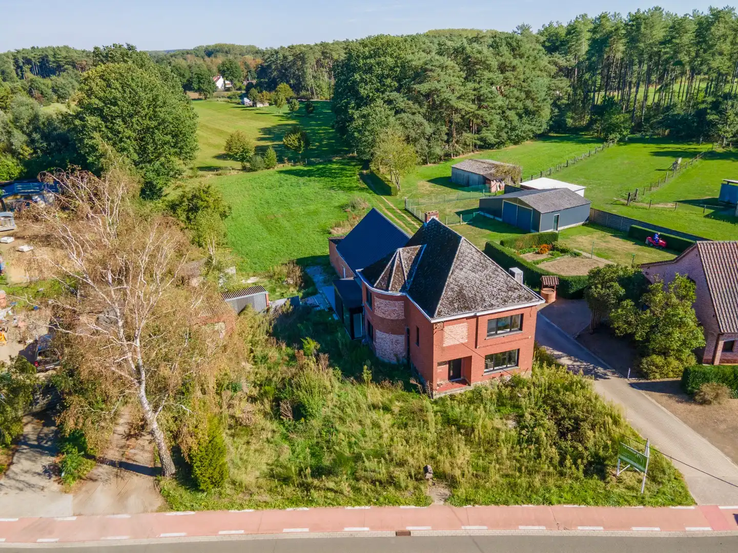 Vrijstaande woning op een ruim perceel van 3.330 m² met prachtig groen uitzicht en tal van mogelijkheden foto 3