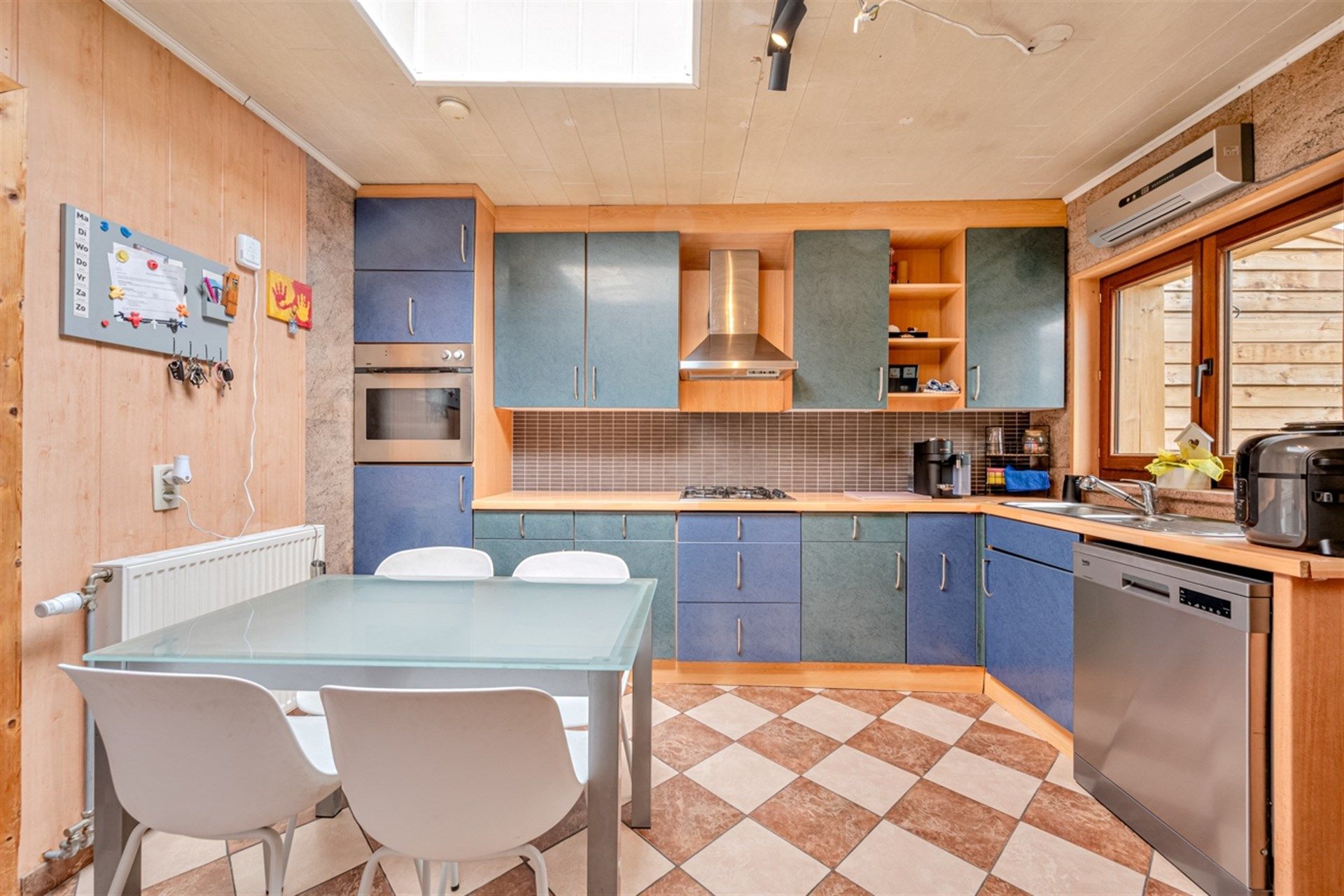 Instapklare rijwoning met 3 ruime slaapkamers, garage en tuin in hartje Aalst foto 6