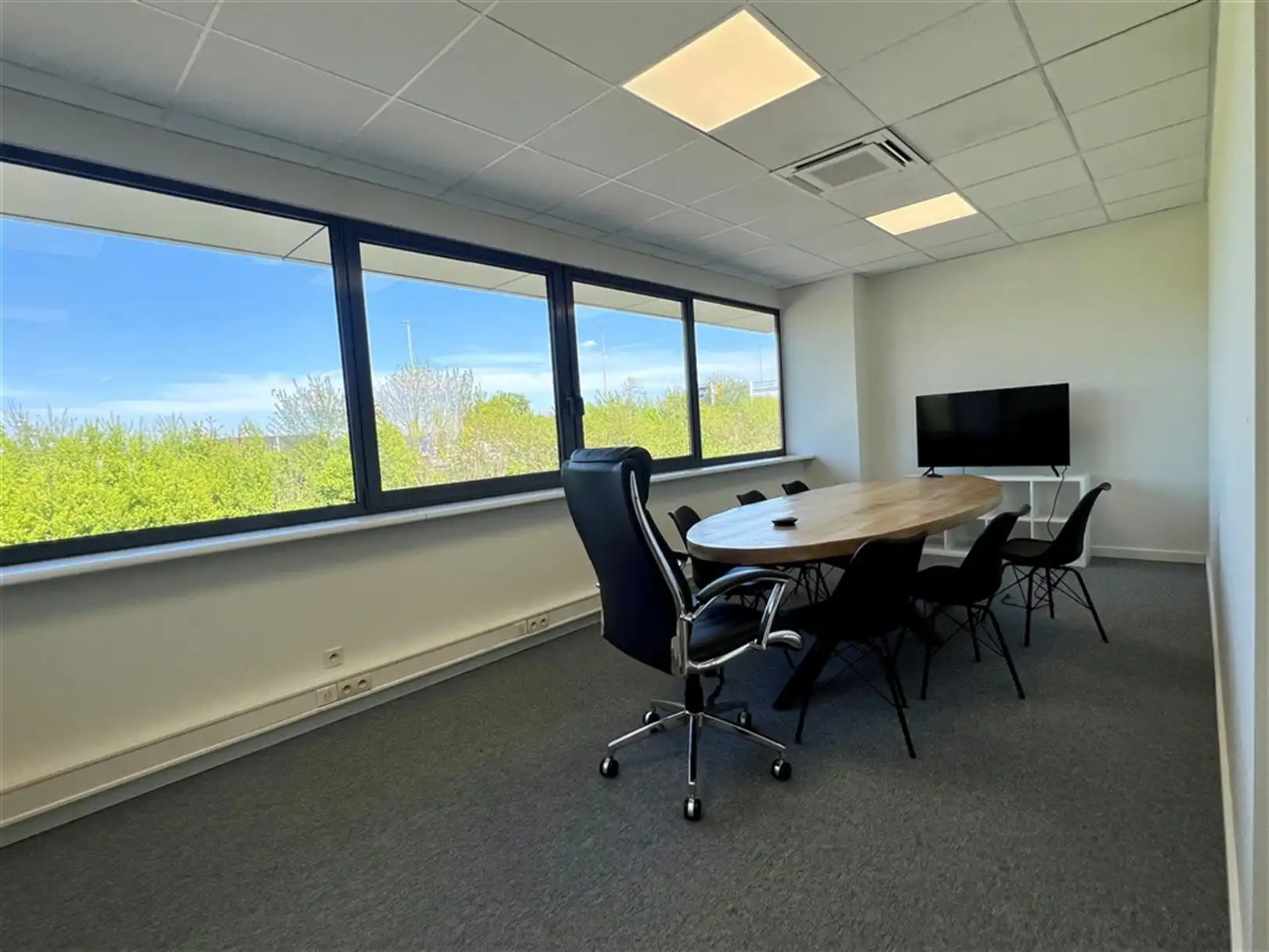 Vlot bereikbare kantoren aan op-en afrit van de E40 foto 4