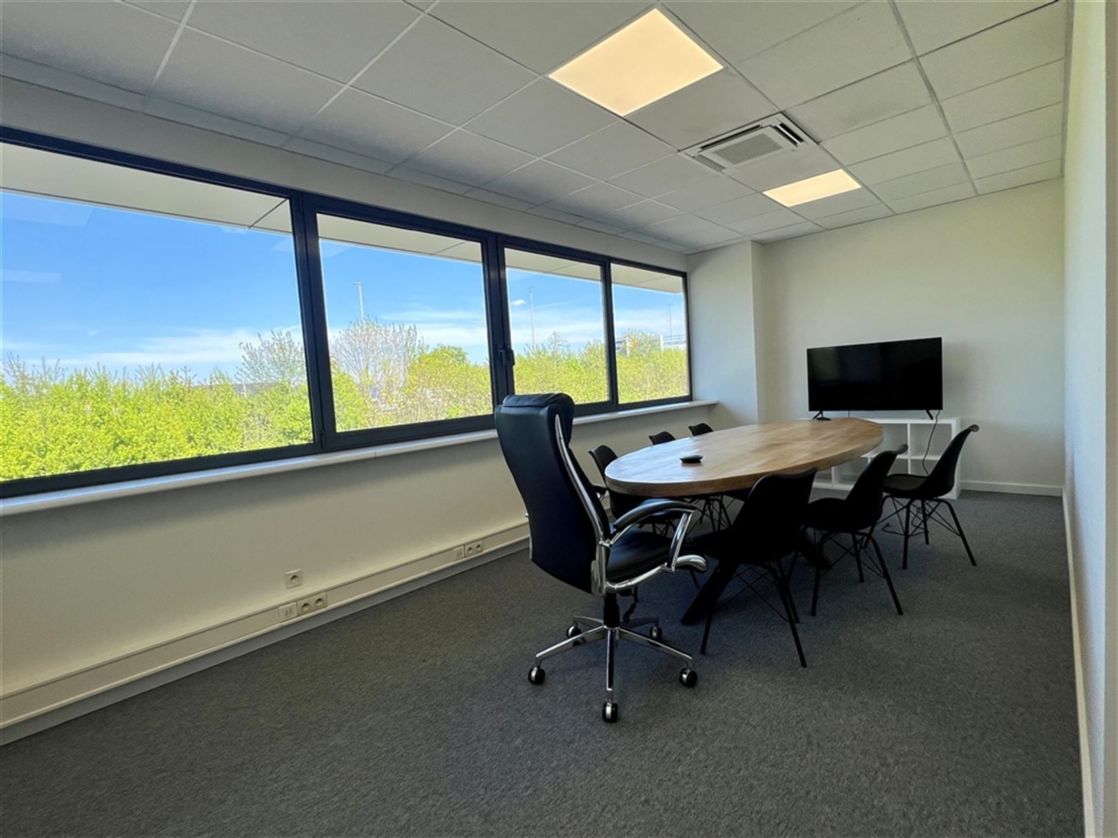 Vlot bereikbare kantoren aan op-en afrit van de E40 foto 4