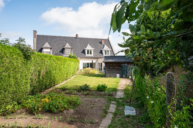 Goed onderhouden woning met zonnig terras en leuke tuin foto 3