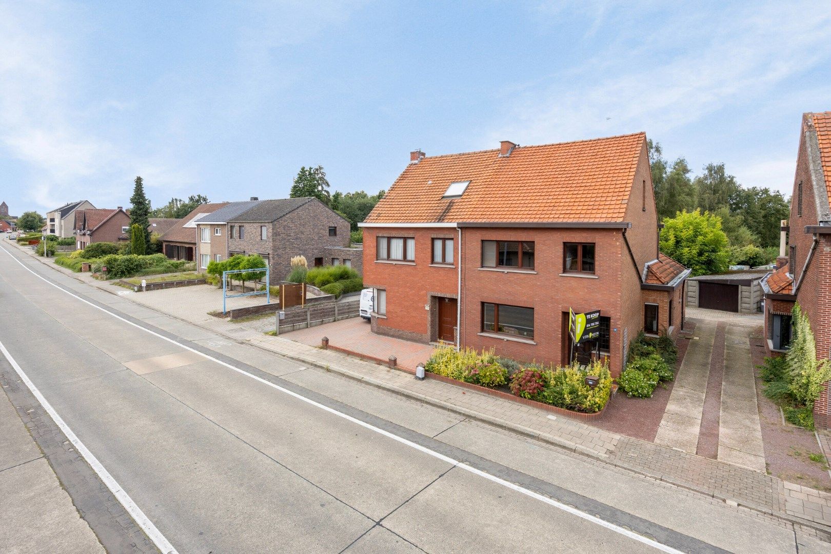 Gunstig gelegen op te frissen woning op een perceel van bijna 12are. foto 1