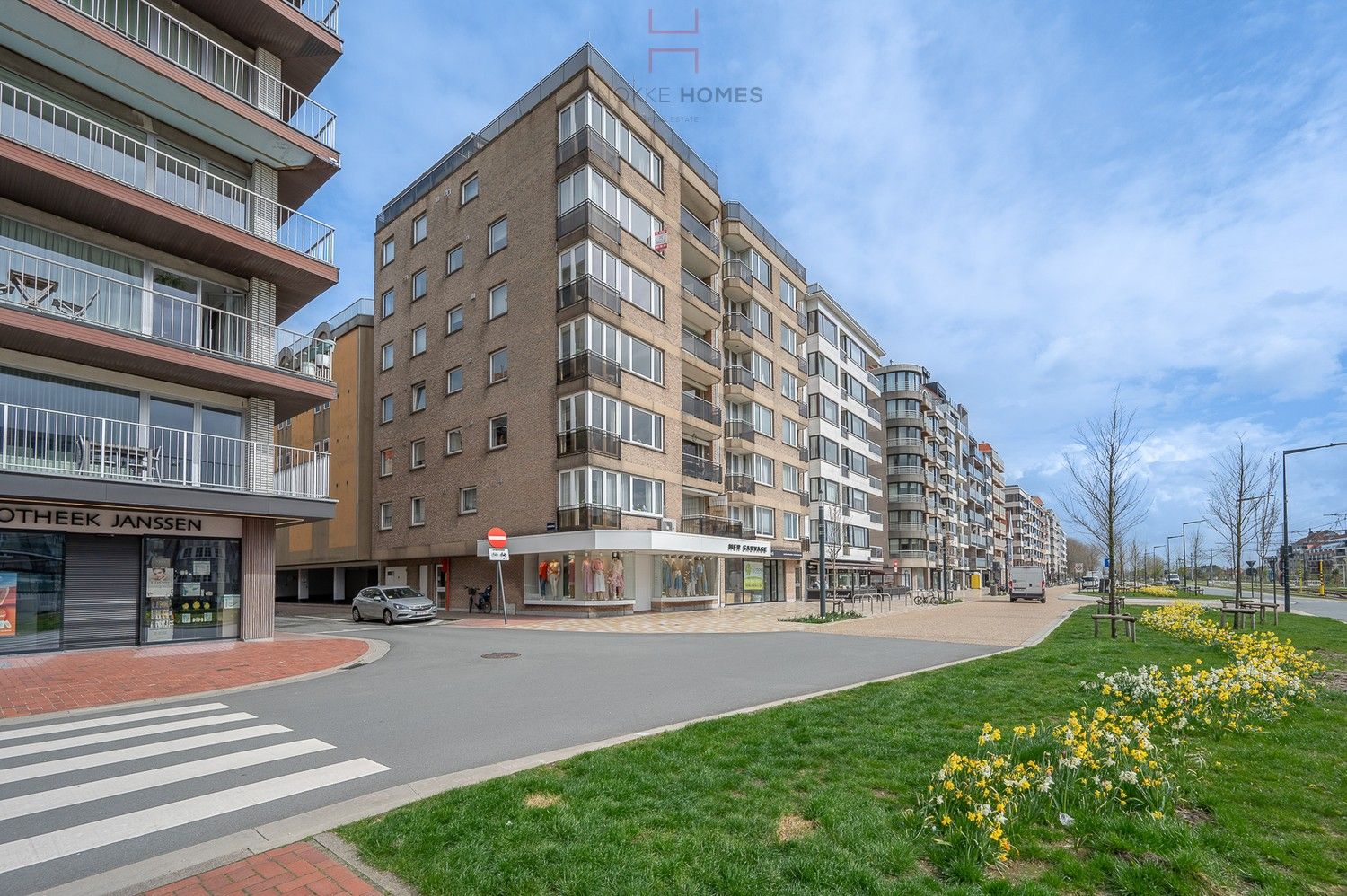 Ruime garagebox, gelegen in een zijstraat tussen de Graaf d'Ursellaan en de Zeedijk in Heist foto 1