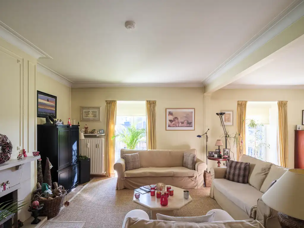 Ruim en stijlvol duplexappartement (bew. opp. ±154 m²) met 3 slaapkamers, gelegen in de standingvolle residentie ‘Versailles’, op slechts 10 minuten van het centrum van Gent. foto 2