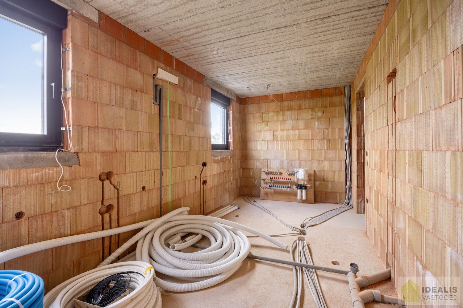 IDEALIS VASTGOED – RUIME (CASCO/VERDER AF TE WERKEN) NIEUWBOUWVILLA MET DE PERFECTE INDELING, EEN HEERLIJKE LEEFRUIMTE, KANTOOR, EXTRA RUIME BERGING, 3 RUIME SLAAPKAMERS, 3 BADKAMERS, CARPORT EN OVERDEKT TERRAS OP EEN RIANT PERCEEL VAN MAAR LIEFST 29A 51CA MET VRIJE ZICHTEN EN DE PERFECTE ORIENTATIE! foto 23