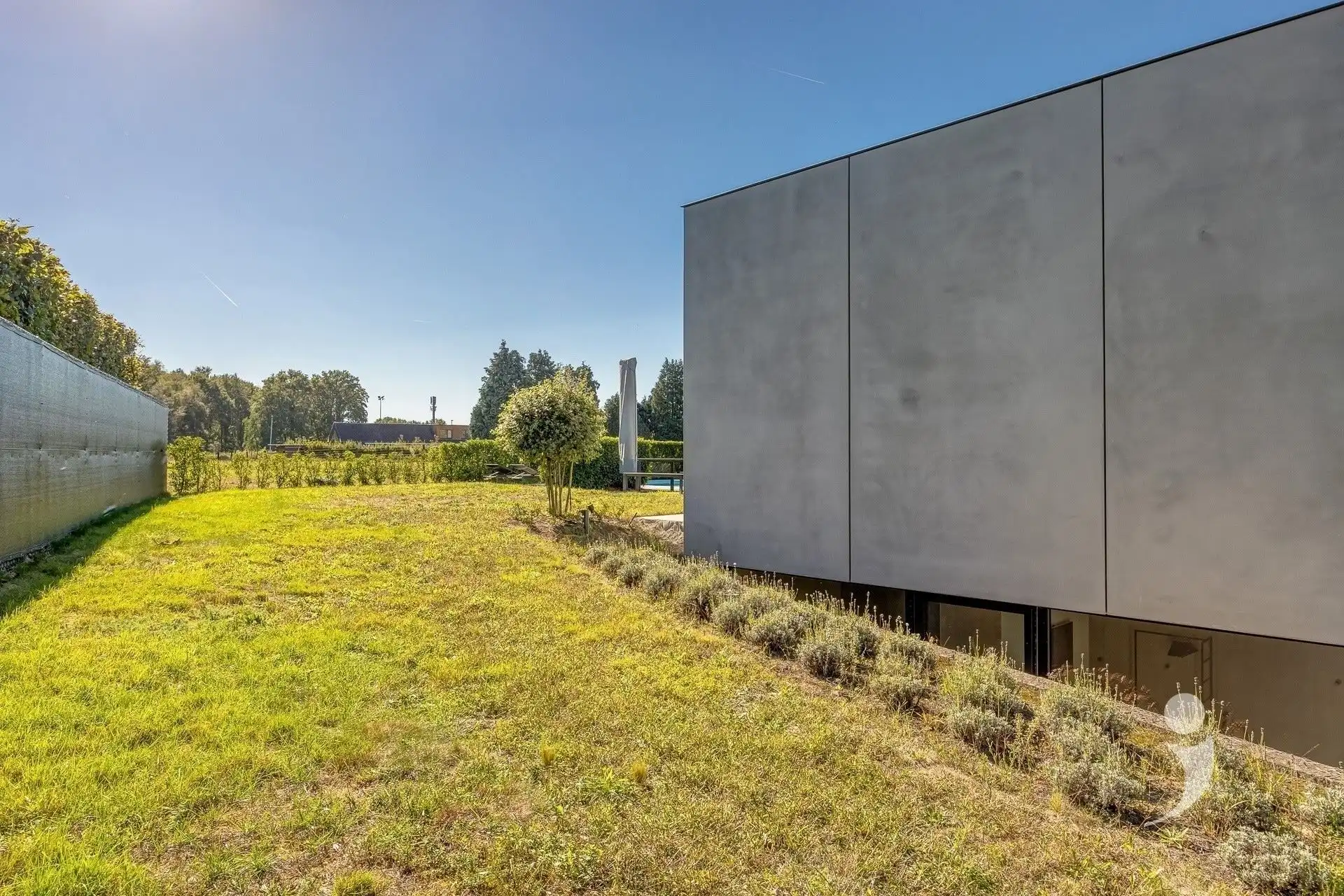 High-end architectenwoning met zwembad en prachtig zicht op de achterliggende weides foto 30