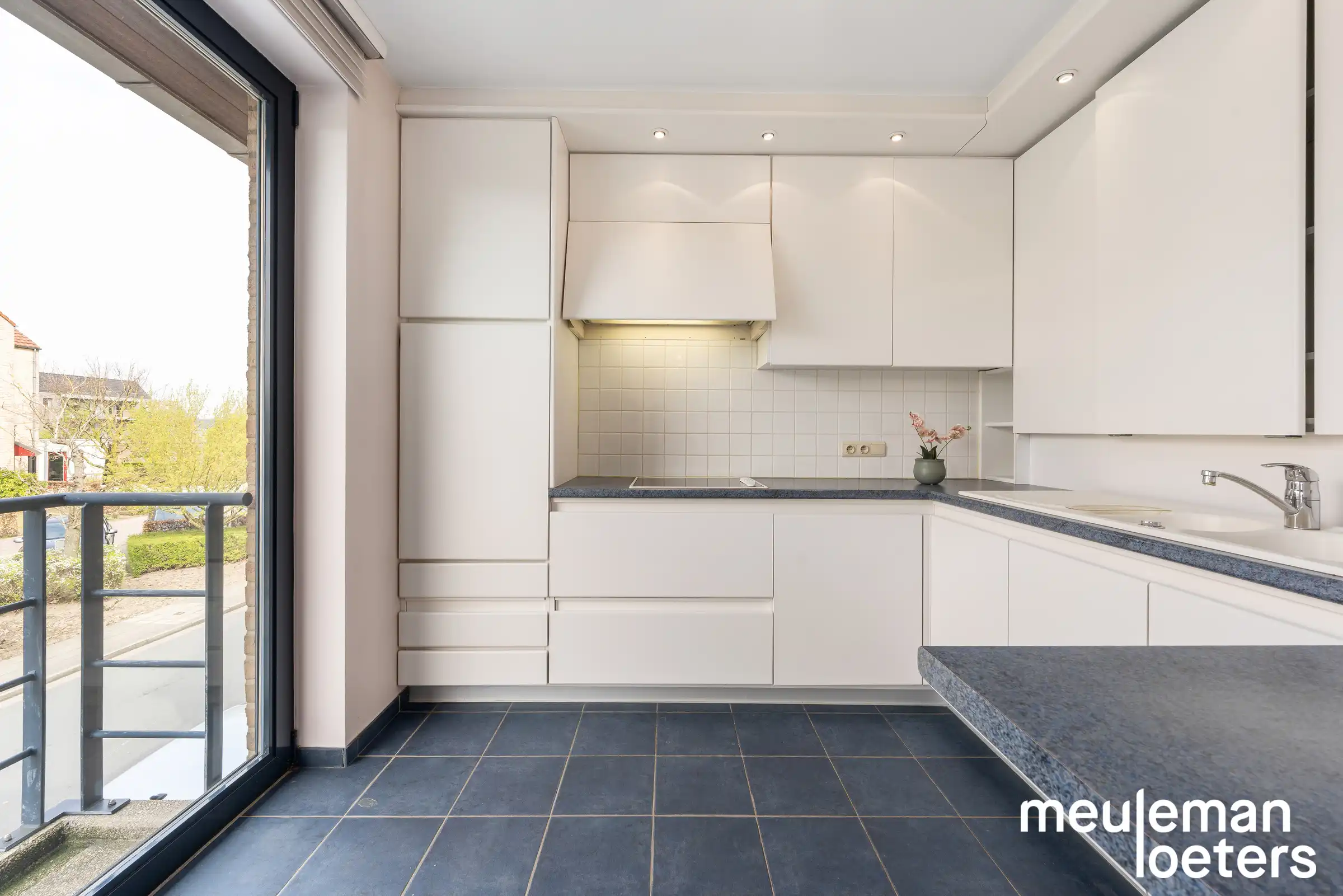Lichtrijk duplex appartement met ruime inpandige garage en ruim terras  foto 4