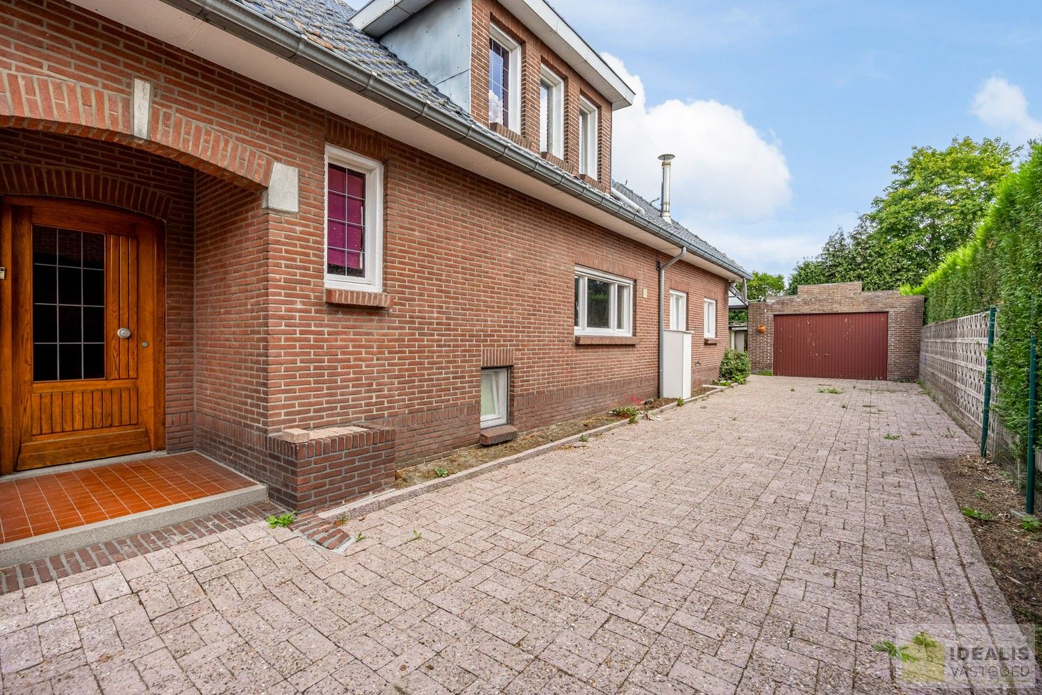 IDEALIS VASTGOED - Aangename karakterwoning op fijne locatie te Pelt. Deze woning omvat maar liefst +-143m² netto bewoonbare oppervlakte op een perceel van 4a 53ca met een ruime woonkamer, maar liefst 3 slaapkamers, badkamer, wasplaats, veranda en garage vlakbij de dorpskern van Boseind! Uiterst geschikt voor kandidaten op zoek naar een betaalbare woning op te frissen naar eigen wens. foto 37