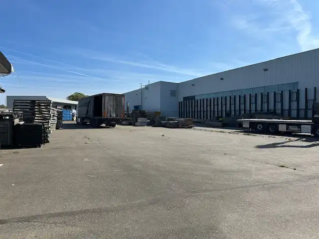 MULTIFUNCTIONEEL RUIM EN HOOG BEDRIJFSPAND foto 4