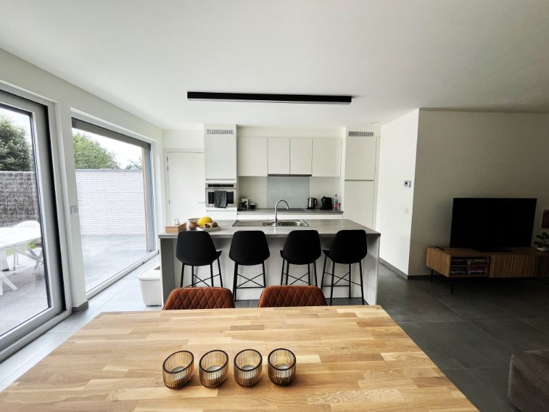 Nieuwbouwwoning met 4 slaapkamers en zonnepanelen foto 3