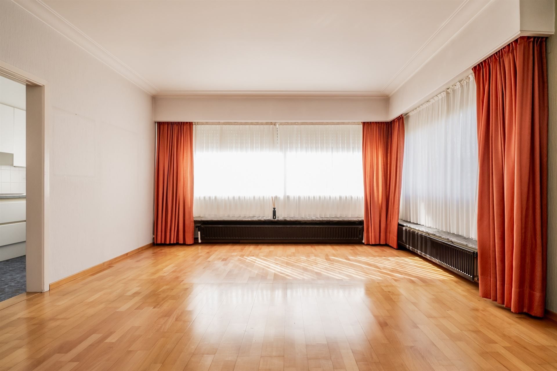 Gelijkvloers app met 2 slpk, terras en garage (€ 25.000) foto 2
