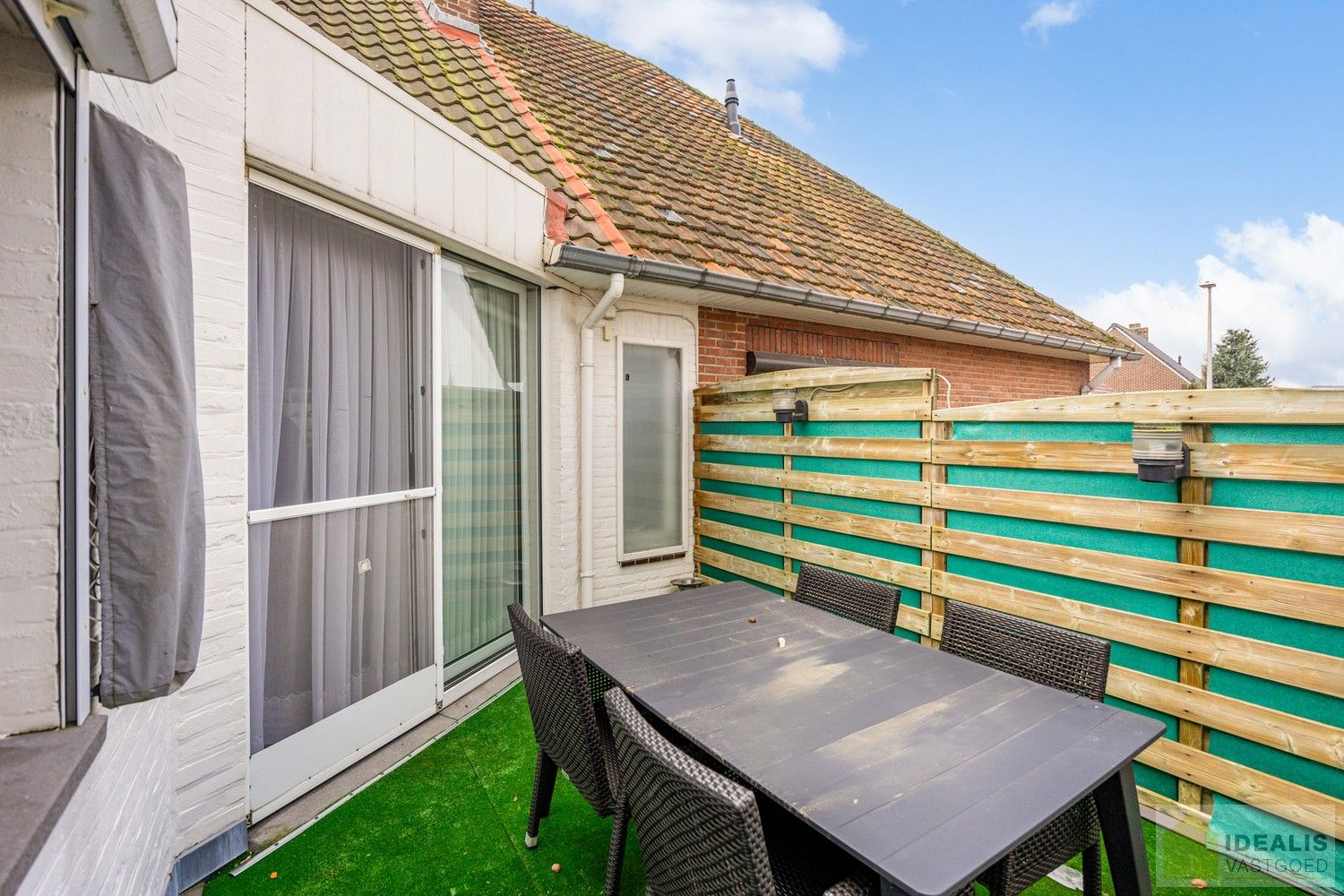 IDEALIS VASTGOED - Aangenaam instapklaar duplexappartement met winkelruimte/werkatelier te Opitter, Bree. Dit ruime duplexappartement omvat +-140 m² netto bewoonbare oppervlakte. Dit multifunctionele pand biedt tal van mogelijkheden dankzij de winkelruimte/het werkatelier van maar liefst +-200m² die vroeger dienst deed als slagerij. Uiterst geschikt voor kandidaten op zoek naar een instapklare woonruimte mét handelsruimte op een gunstige locatie midden in hartje Opitter, Bree! Mogelijkheid wijziging tot ééngezinswoning mits het verkrijgen van een omgevingsvergunning. foto 32