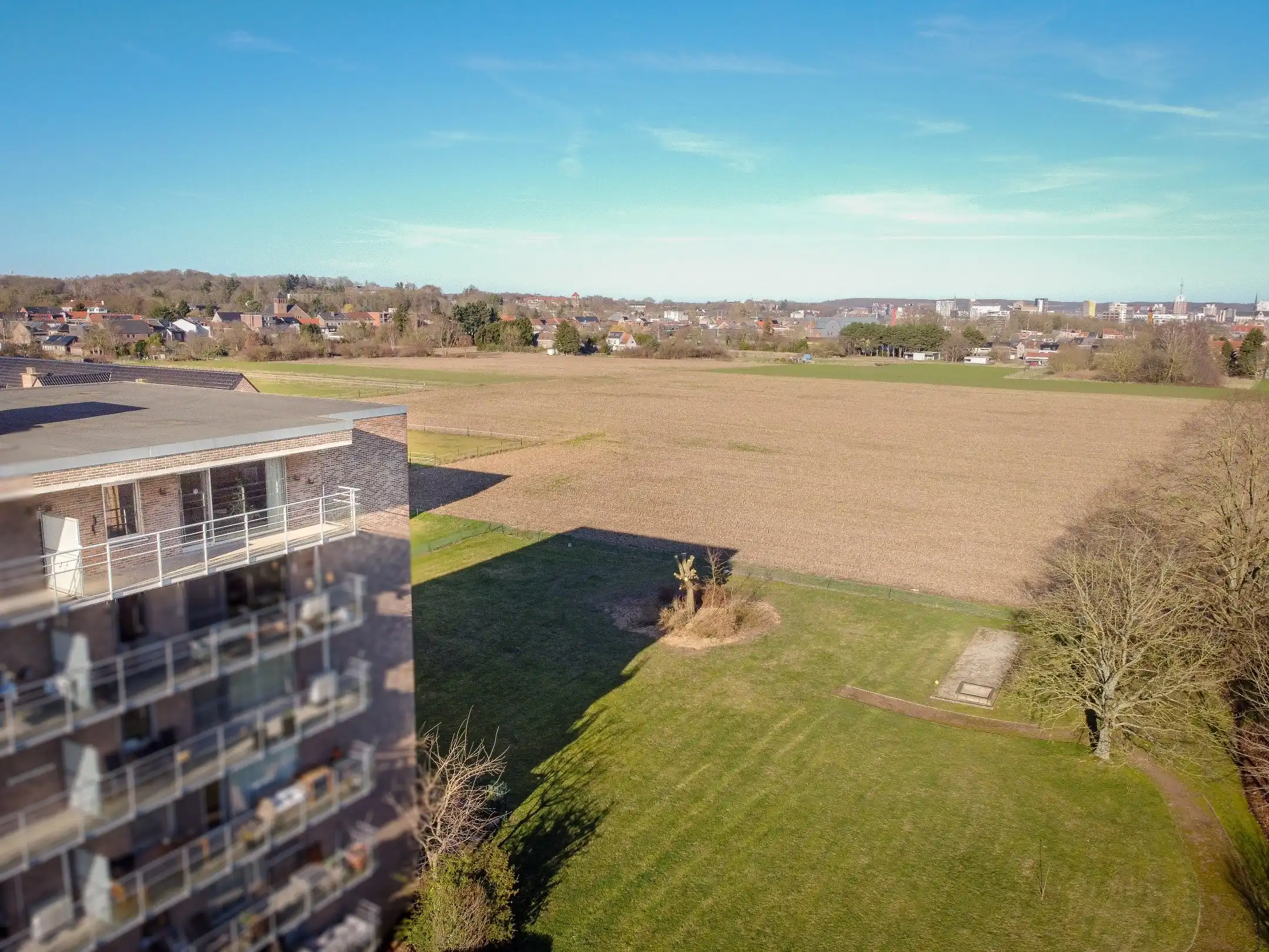 Lichtrijk appartement met panoramisch zicht foto 3
