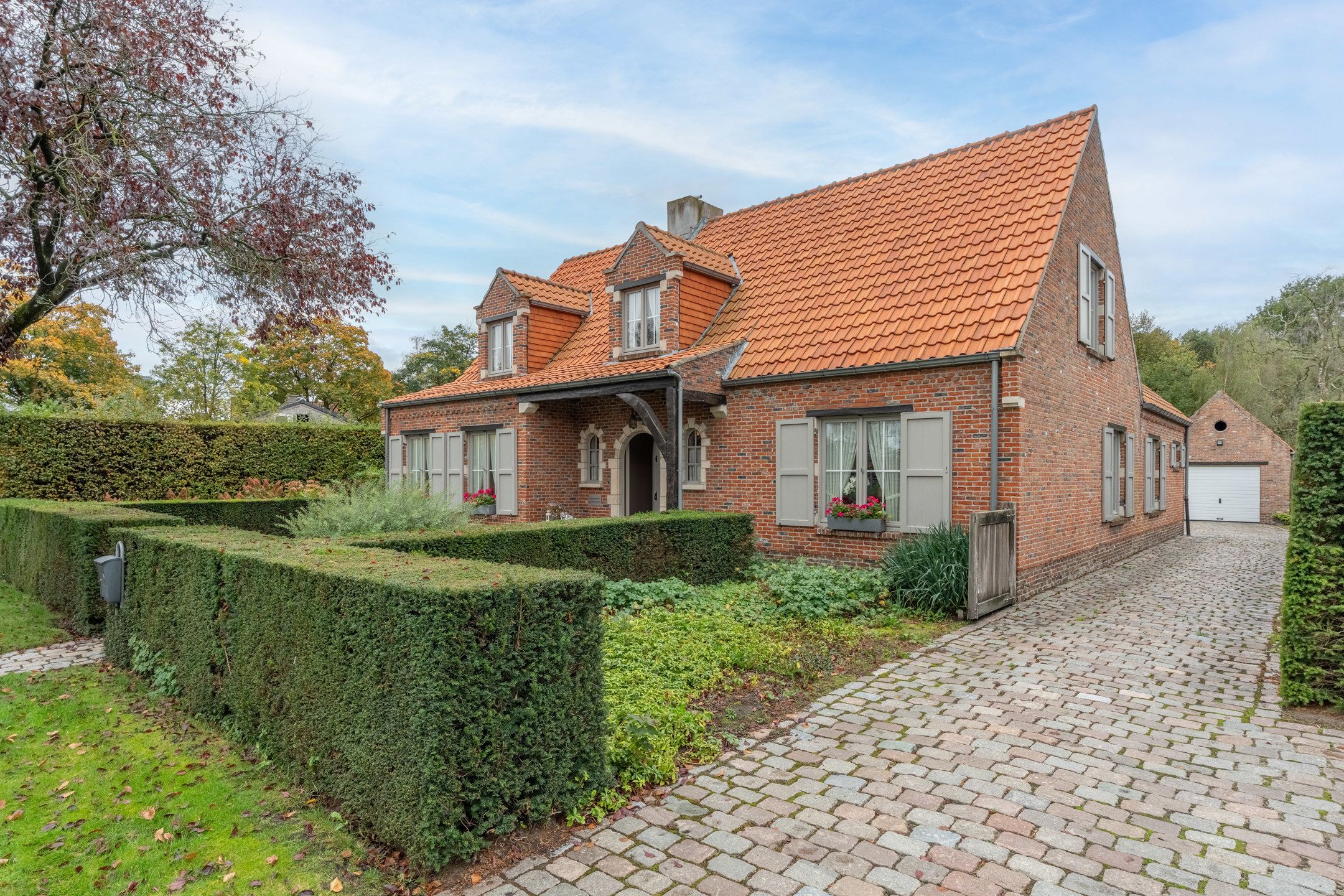 Ruime woning met o.a. 3 slpks (mogelijk meer) en garage. foto 2