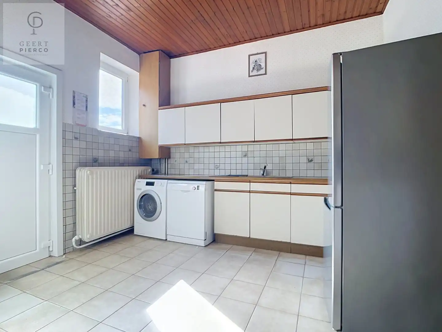 Ruime woning met binnenkoer, stallingen en tuin vlakbij oprit van E40. foto 9
