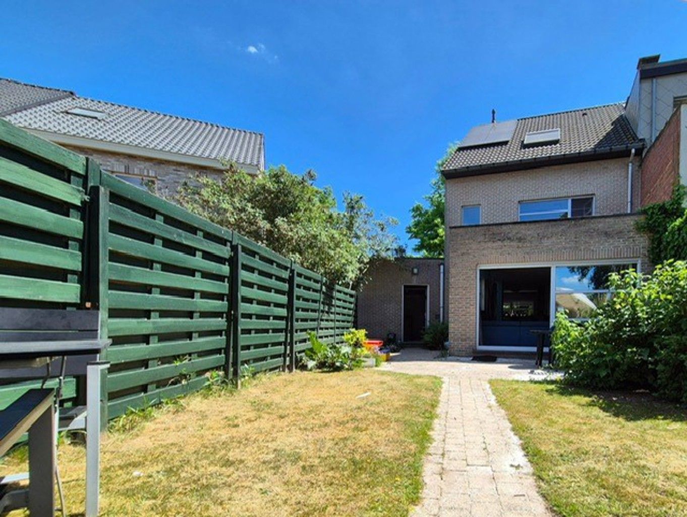 Ruime woning met 4 slaapkamers, tuin en garage in 'Sint Lucaswijk' te Ekeren.  foto 22