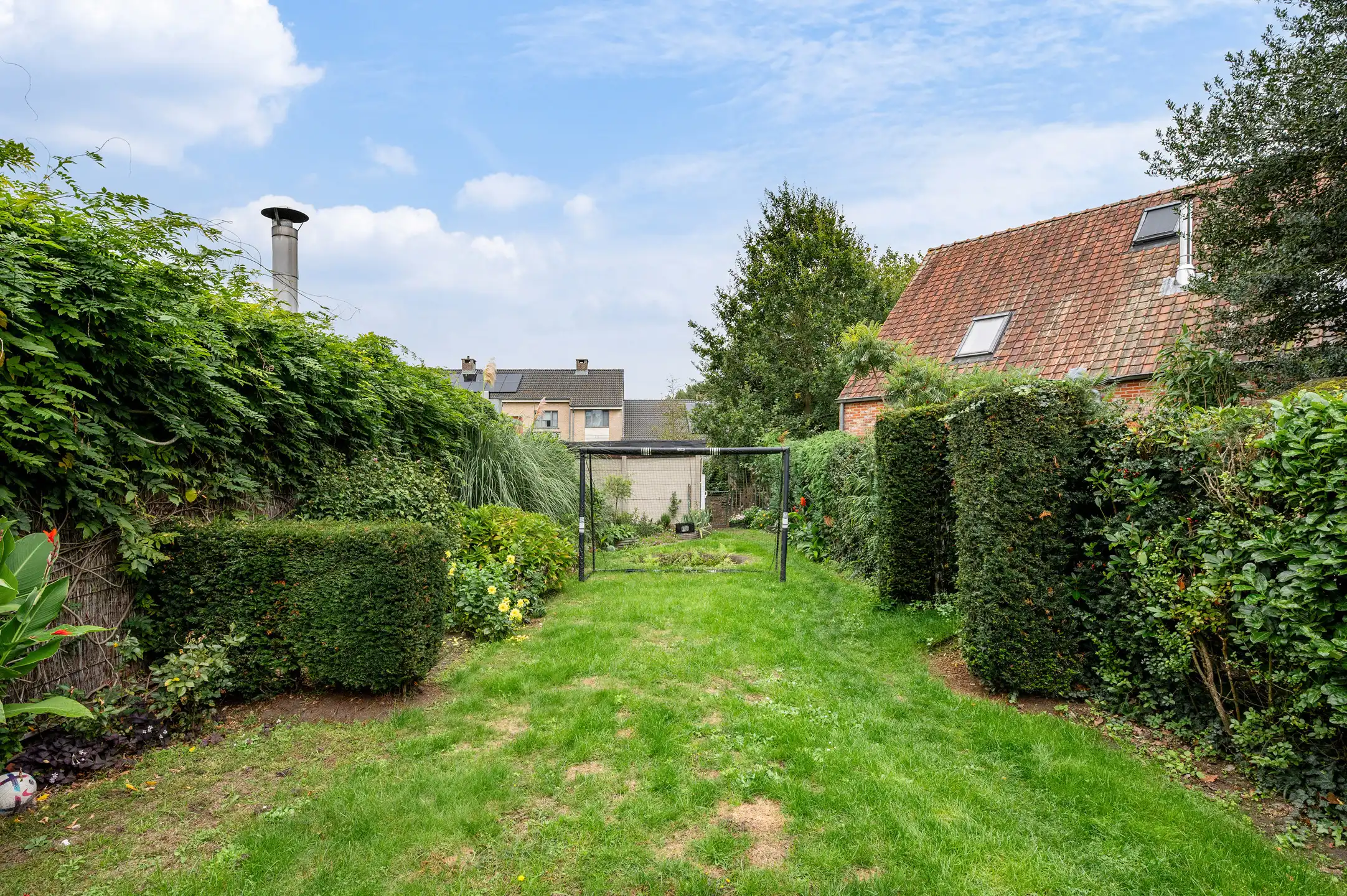 Ruime gezinswoning met 3 slaapkamers, bureau, diepe tuin in het centrum van Heide foto 3