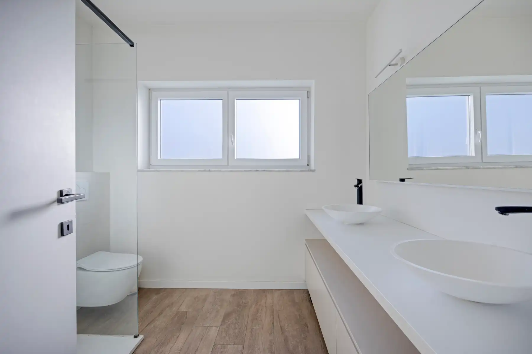 PRACHTIG AFGEWERKT EN ENERGIEZUINIG DUPLEX-APPARTEMENT (123 M2 WOONOPPERVLAKTE) (BRON: EPB) MET 2 SLAAPKAMERS, RUIM &nbsp;EN ZONOVERGOTEN TERRAS, EN AUTOSTANDPLAATS EN TUINBERGING TE NEERHAREN!&nbsp; foto 8