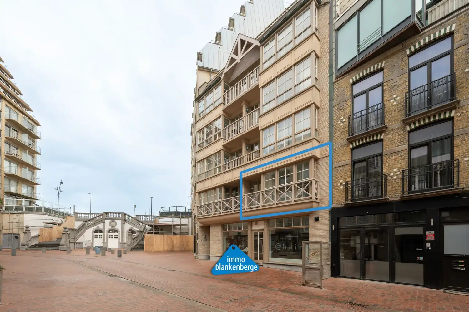 Instapklaar gemeubeld  éénslaapkamerappartement op topligging aan de zee in Blankenberge foto {{pictureIndex}}
