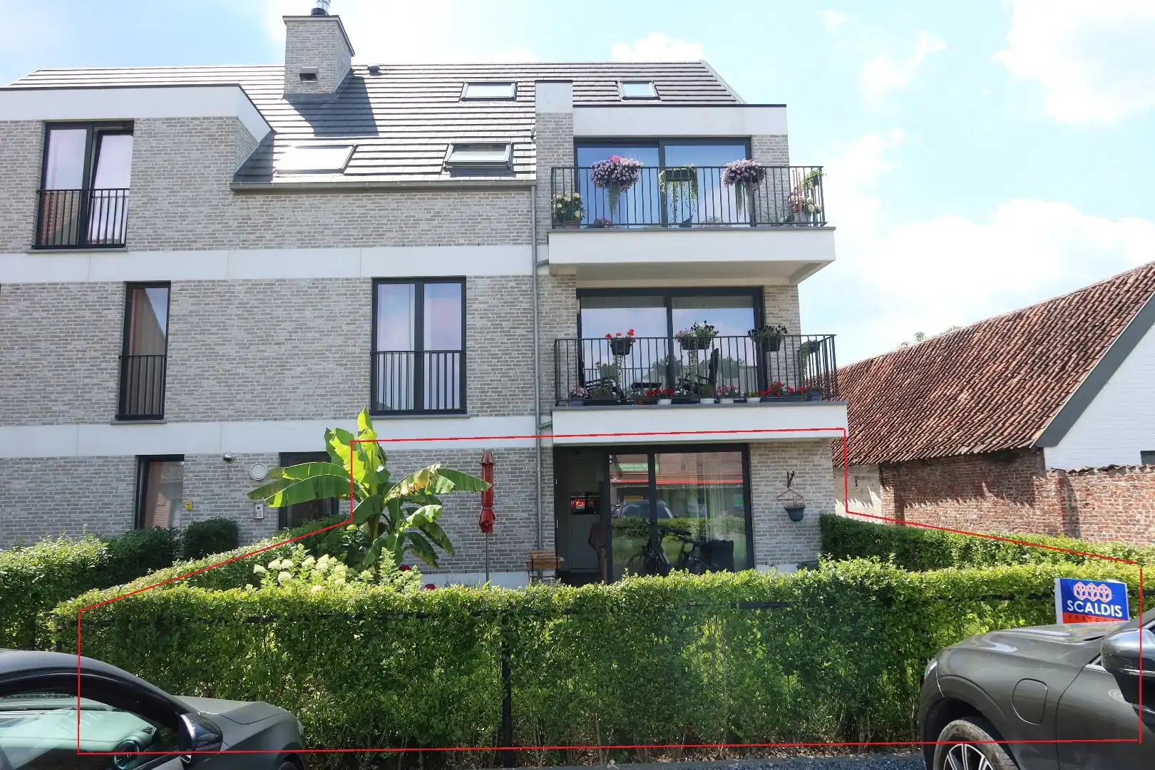 Super gezellig gelijkvloers 1 slk app met terras, voortuin en carport foto 2