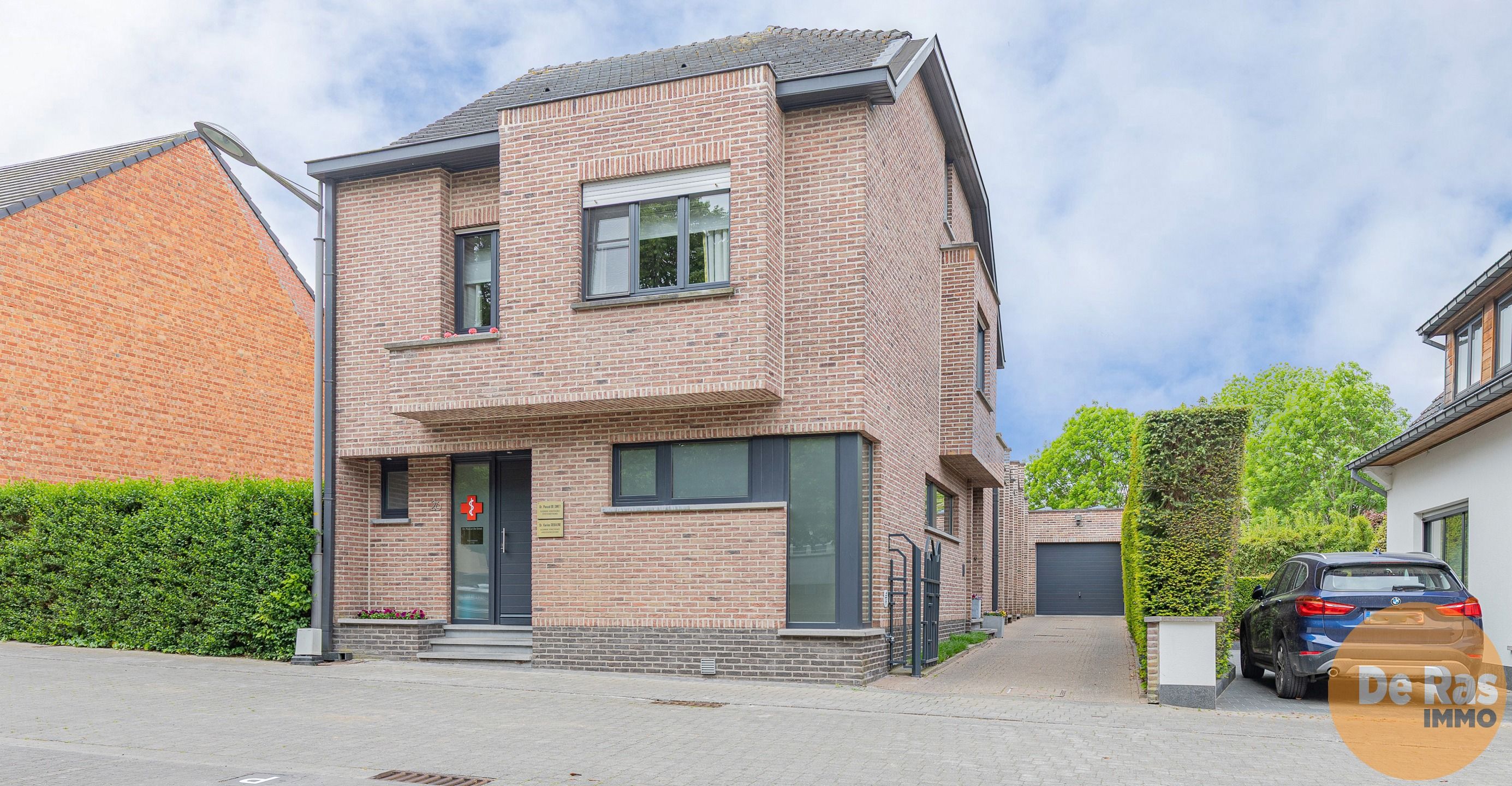 NIEUWERKERKEN - GROTE WONING MET PRAKTIJK foto {{pictureIndex}}