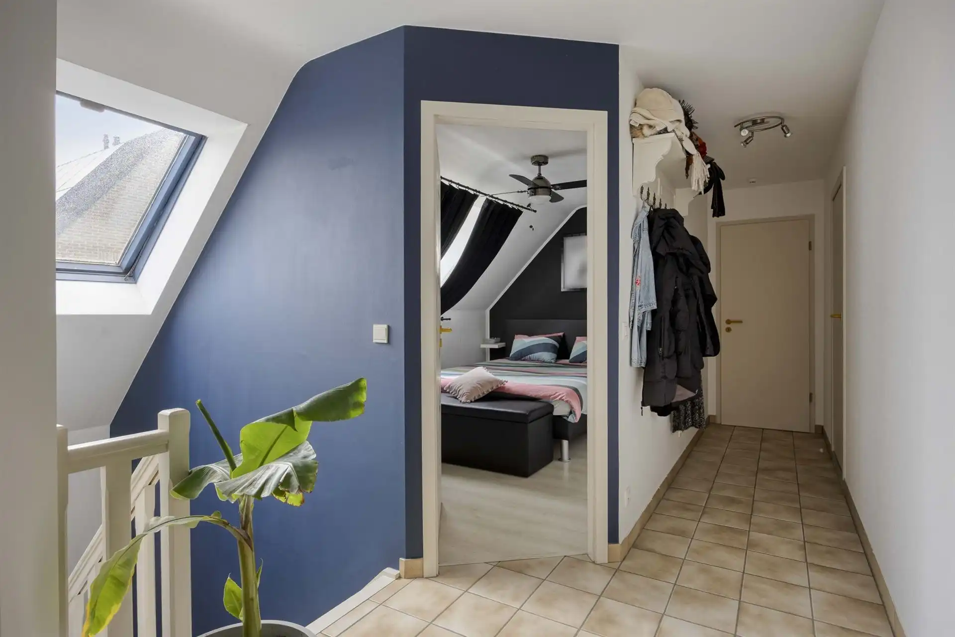 Open bebouwing met 4 slaapkamers, garage en tuin.  foto 9