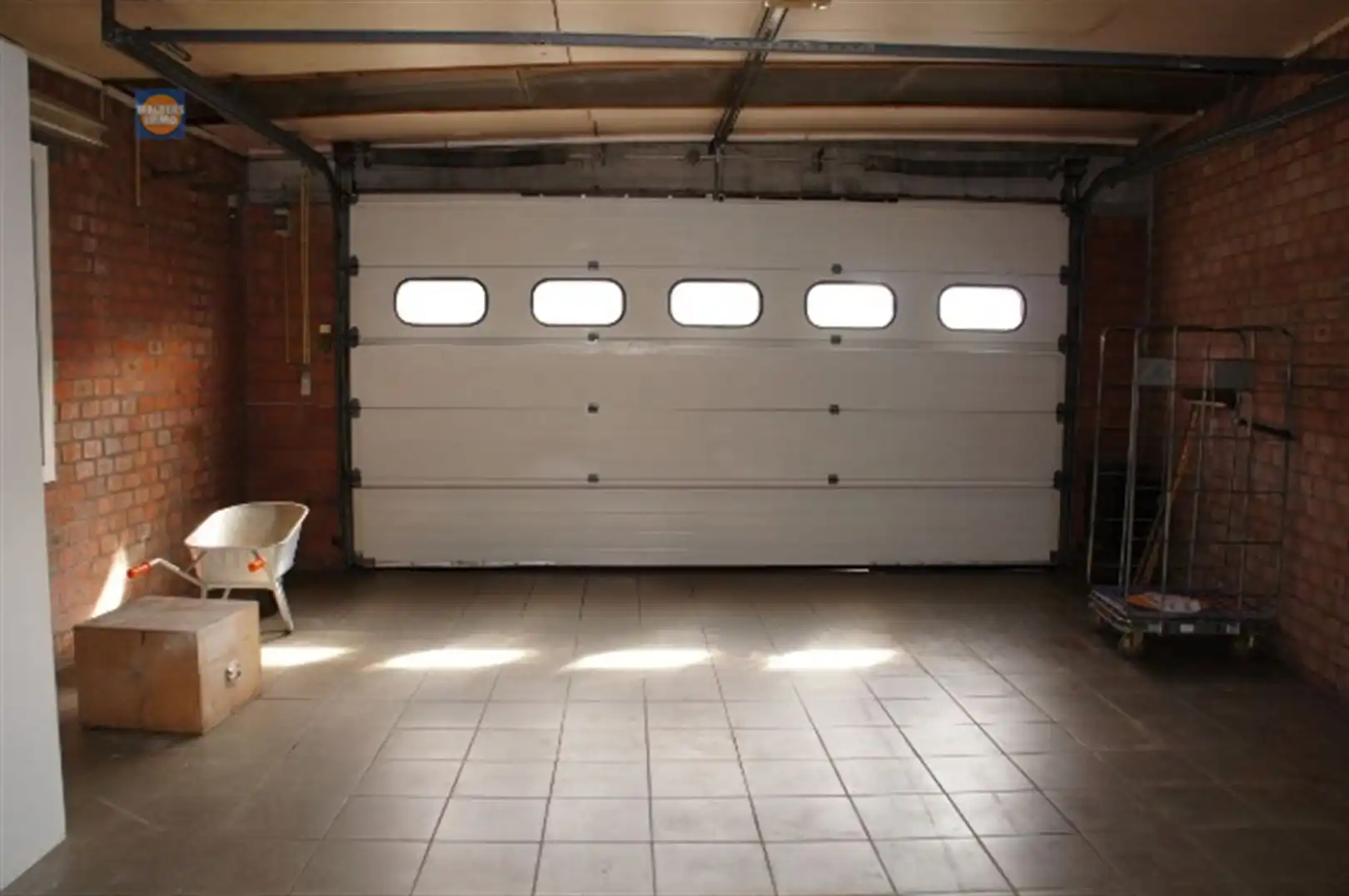 Magazijn met bureelruimte foto 2