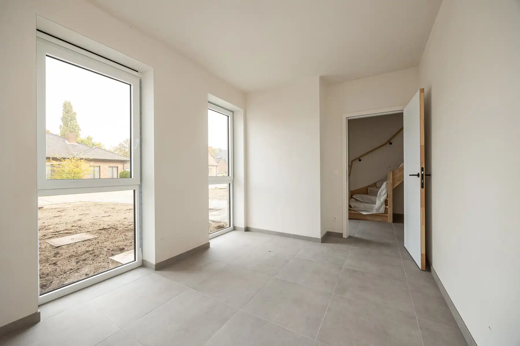 Woning met 4 slaapkamers en fietsenberging/carport op perceel van ca 327m² foto 4
