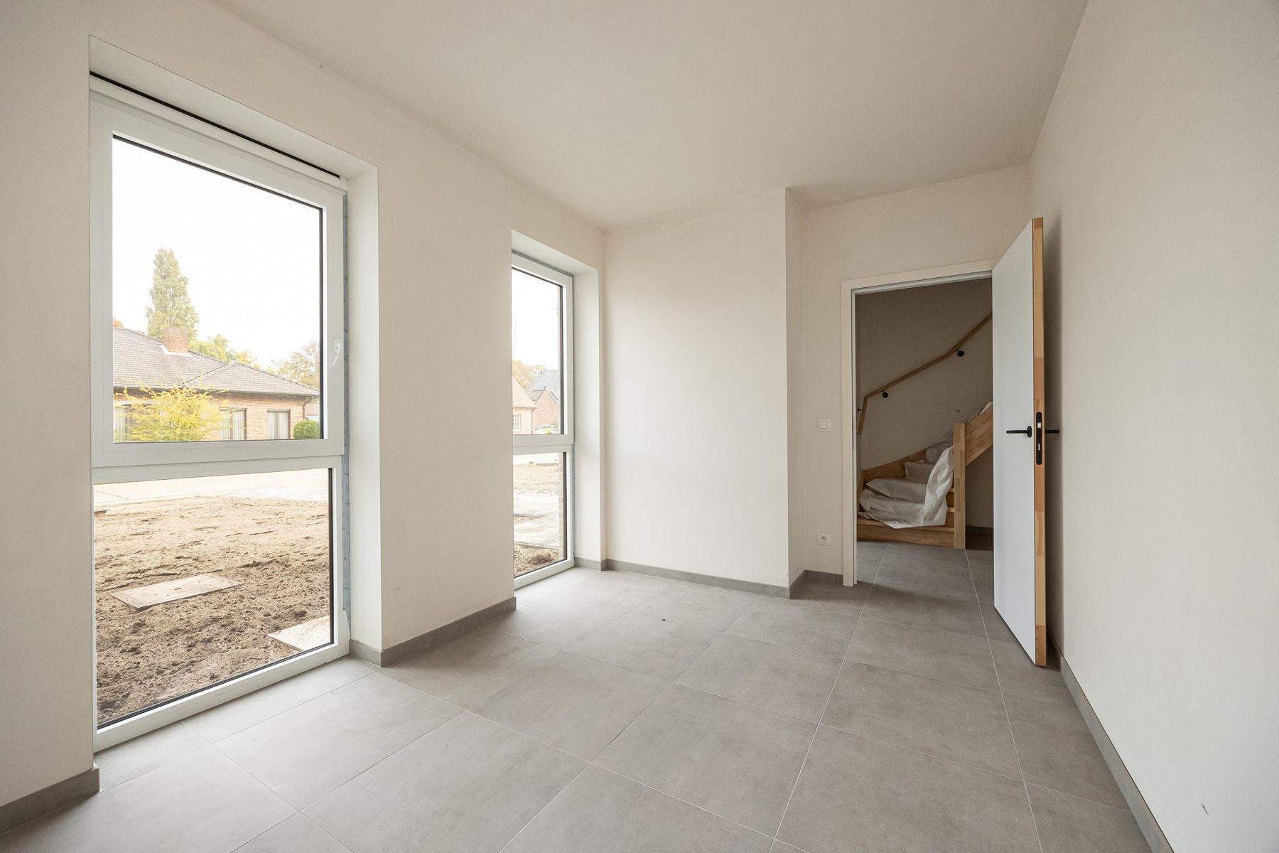 Woning met 4 slaapkamers en fietsenberging/carport op perceel van ca 327m² foto 4