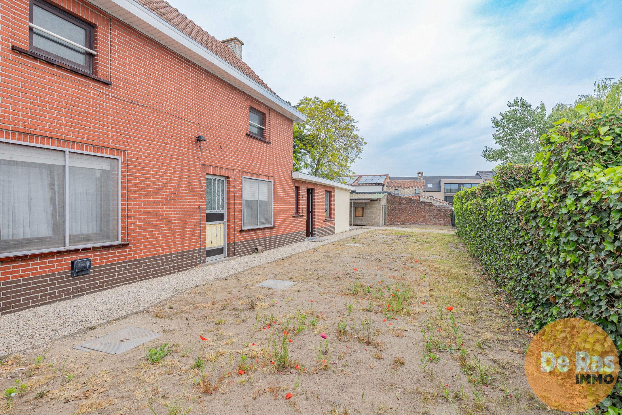 UITBERGEN - Te renoveren woning met tuin in rustige straat foto 17
